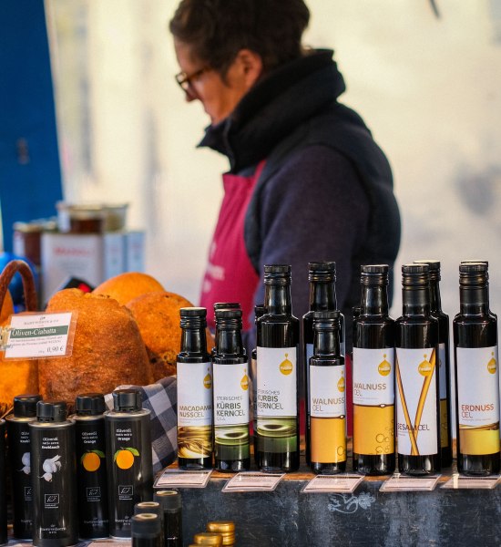 Neben unseren Wochenm&auml;rkten findet Ihr unsere hochwertigen Essige, Oliven&ouml;le und Nuss&ouml;le auch in unserem Hofladen und bequem im Online-Shop. Die &Ouml;ffnungszeiten f&uuml;r die Wochenm&auml;rkte k&ouml;nnt Ihr auf unserer Webseite einsehen.