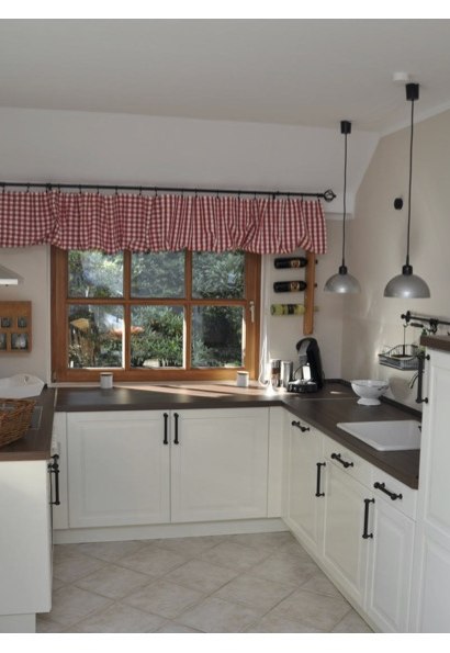 offene K&uuml;che mit K&uuml;hlschrank, Sp&uuml;lmaschine, Kaffeemaschine, Herd, Mikrowelle und Ofen