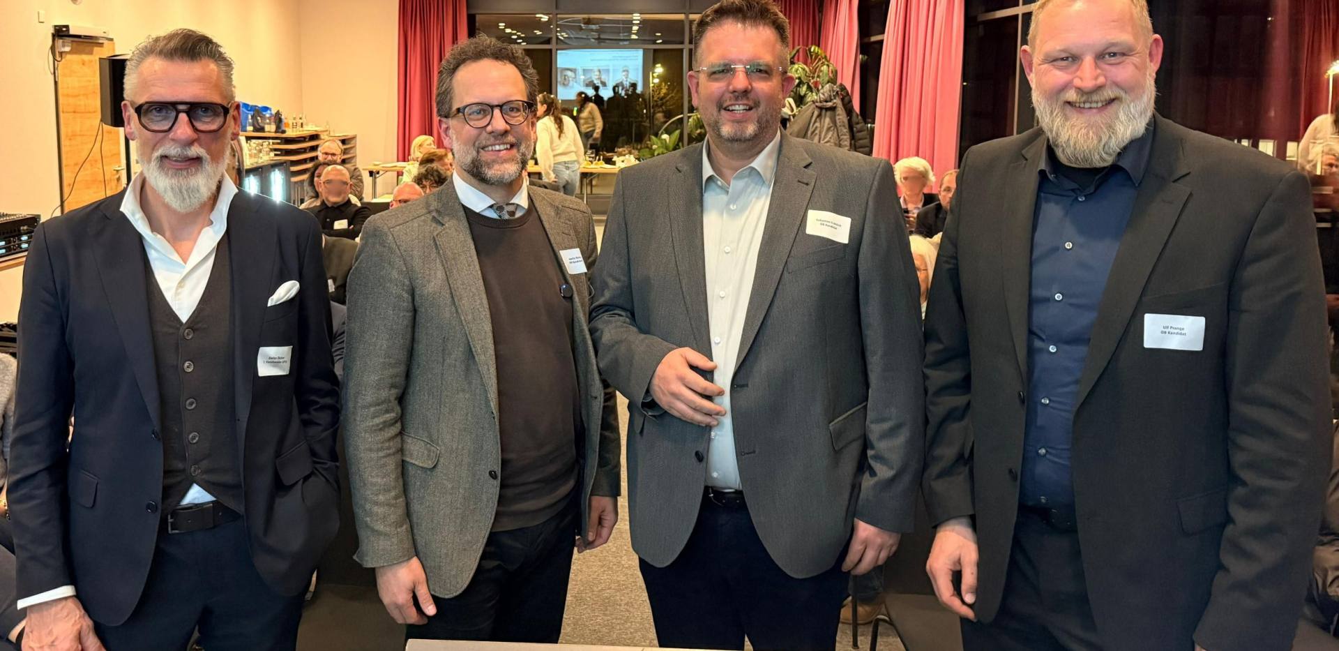 Ein besonderer Programmpunkt war die interne Podiumsdiskussion mit den drei Kandidaten f&uuml;r das Amt des Oberb&uuml;rgermeisters.  Gruppenbild mit Stefan Dieker (1. Vorsitzender GfOL e.V.), OB Kandidat Jascha Rohr (parteilos), OB Kandidat Sebastian Fr&ouml;hlich (FDP) und OB Kandidat Ulf Prange (SPD).