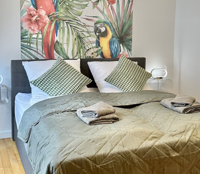 Das Schlafzimmer unseres City-Apartments mit Dachterrasse und Massagesessel in der Fußgängerzone von Oldenburg (K4) bietet höchsten Komfort. Alle Schlafzimmer sind mit großzügigen, hochwertigen Boxspringbetten (180x200 cm) ausgestattet, die für erholsamen Schlaf sorgen.Bettwäsche und Handtücher werden selbstverständlich für jeden Gast bereitgestellt. Praktisch: An jedem Bett finden Sie einen USB 3-in-1-Stecker, der das Laden all Ihrer Geräte bequem und unkompliziert ermöglicht. So wird Ihr Aufenthalt nicht nur komfortabel, sondern auch technisch bestens ausgestattet. Das Schlafzimmer unseres City-Apartments mit Dachterrasse und Massagesessel in der Fußgängerzone von Oldenburg (K4) bietet höchsten Komfort. Alle Schlafzimmer sind mit großzügigen, hochwertigen Boxspringbetten (180x200 cm) ausgestattet, die für erholsamen Schlaf sorgen.Bettwäsche und Handtücher werden selbstverständlich für jeden Gast bereitgestellt. Praktisch: An jedem Bett finden Sie einen USB 3-in-1-Stecker, der das Laden all Ihrer Geräte bequem und unkompliziert ermöglicht. So wird Ihr Aufenthalt nicht nur komfortabel, sondern auch technisch bestens ausgestattet.