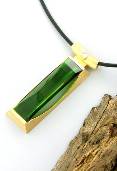 Turmalin 33ct aus dem Kongo in 750/ooo Gold mit einem Pricess Diamanten in der Schlaufe Turmalin 33ct aus dem Kongo in 750/ooo Gold mit einem Pricess Diamanten in der Schlaufe