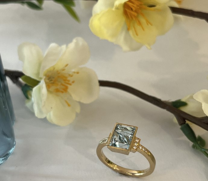 Aquamarin in 750/ooo Gold verfeinert mit Brillanten