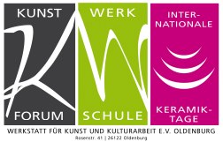 Dreiteiliges Logo, welches (von links nach rechts) einen grauen, grünen und pinken Hintergrund abbildet und die Worte: Kunst Forum, Werkschule und internationale Keramiktage, sowie die Adresse der Werkschule zeigt.