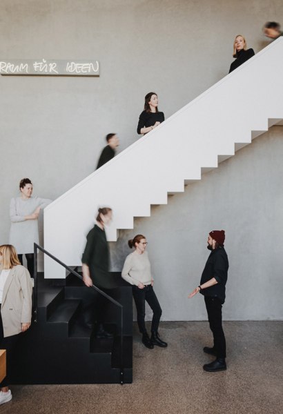 Angelis & Partner besteht seit 1955 und wurde durch unterschiedliche Menschen und Phasen gepr&auml;gt. Eines war immer wichtiger Bestandteil unserer Haltung:
Wir wollen uns weiterentwickeln und uns nicht auf Erfolgen ausruhen.
In Herausforderungen sehen wir Chancen f&uuml;r die Zukunft.