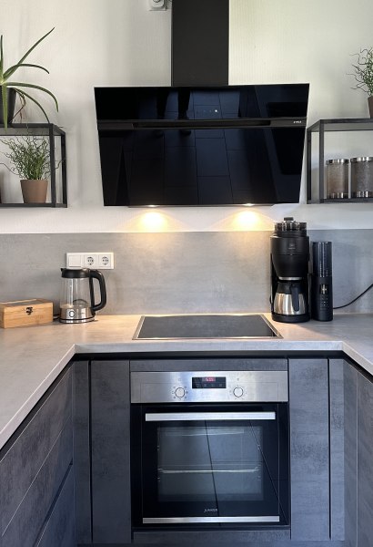 Unsere Küchen sind mit viel Liebe zum Detail vollständig ausgestattet und bieten alles, was Sie für den täglichen Bedarf benötigen. Genießen Sie den Komfort einer Kaffeemaschine mit frischen Kaffeebohnen sowie eines Wasserkochers, der zusammen mit einer Auswahl an hochwertigen Teesorten für gemütliche Momente sorgt.Ein Sodastream ermöglicht Ihnen, jederzeit frisches Sprudelwasser zu genießen, während Mikrowelle, Herd und Backofen für jede kulinarische Idee bereitstehen. Zusätzlich stehen Ihnen ein Toaster sowie eine umfassende Ausstattung an Töpfen, Pfannen, Geschirr, Gläsern und weiteren Küchenutensilien zur Verfügung, um Ihre Koch- und Essbedürfnisse vollständig abzudecken. Unsere Küchen sind mit viel Liebe zum Detail vollständig ausgestattet und bieten alles, was Sie für den täglichen Bedarf benötigen. Genießen Sie den Komfort einer Kaffeemaschine mit frischen Kaffeebohnen sowie eines Wasserkochers, der zusammen mit einer Auswahl an hochwertigen Teesorten für gemütliche Momente sorgt.Ein Sodastream ermöglicht Ihnen, jederzeit frisches Sprudelwasser zu genießen, während Mikrowelle, Herd und Backofen für jede kulinarische Idee bereitstehen. Zusätzlich stehen Ihnen ein Toaster sowie eine umfassende Ausstattung an Töpfen, Pfannen, Geschirr, Gläsern und weiteren Küchenutensilien zur Verfügung, um Ihre Koch- und Essbedürfnisse vollständig abzudecken.