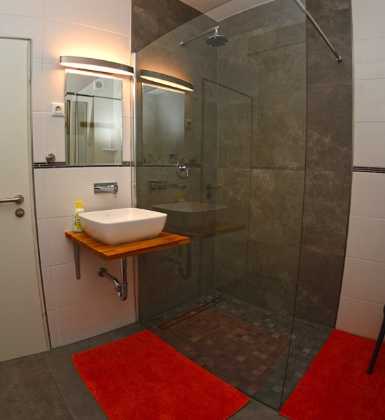 modernes Duschbad im boardinghouse Oldenburg