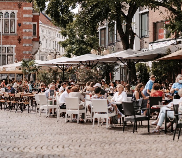 Marktplatz Oldenburg mit belebter Au&szlig;engastronomie