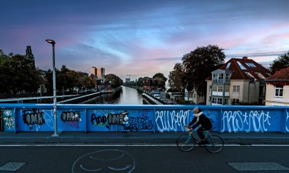 Mit einer Behelfsbrücke wird in der mehrjährigen Bauphase der Cäcilienbrücke der Radfahrer- und Fußgängerverkehr aufrechterhalten, denn die Cäcilienbrücke ist für diese Verkehrsteilnehmerinnen und Verkehrsteilnehmer eine wichtige Verbindung in die Innenstadt. Mit einer Behelfsbrücke wird in der mehrjährigen Bauphase der Cäcilienbrücke der Radfahrer- und Fußgängerverkehr aufrechterhalten, denn die Cäcilienbrücke ist für diese Verkehrsteilnehmerinnen und Verkehrsteilnehmer eine wichtige Verbindung in die Innenstadt.