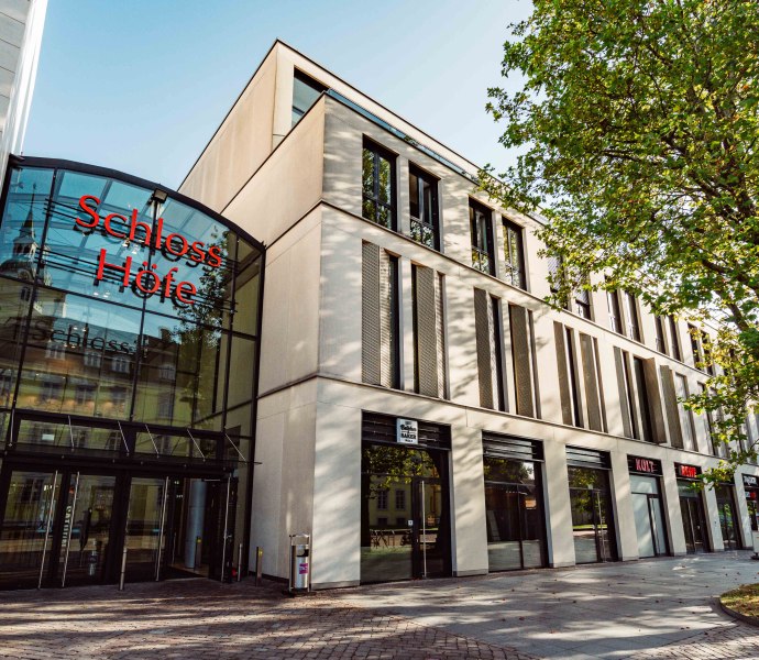 Der Eingang der Schlossh&ouml;fe vom Schlossplatz aus.