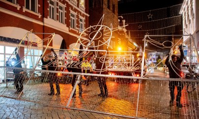 Mitarbeitende von Harders Lichtideen hängen die Weihnachtsbeleuchtung am Lappan auf.