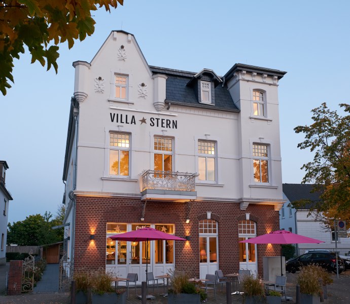 Au&szlig;enansicht Hotel & Caf&eacute;