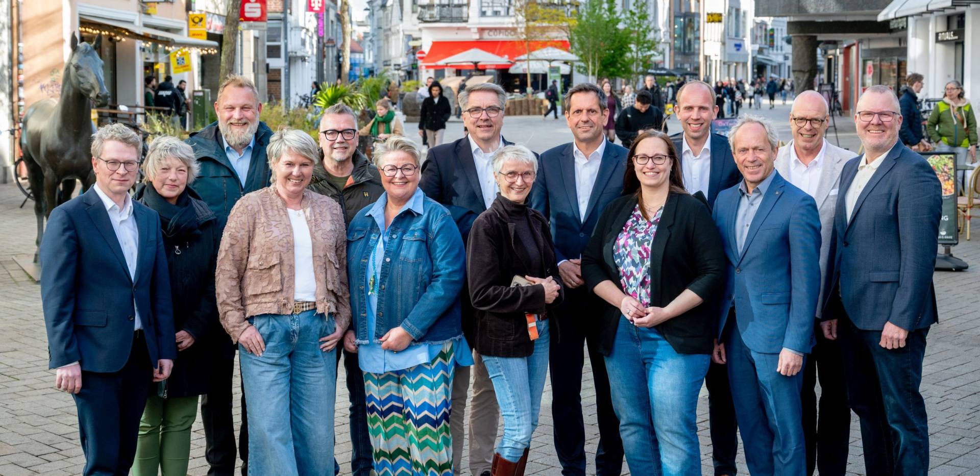 Von links: Jan König, Hauptgeschäftsführer des Handelsverbands Nordwest; Hanna Naber, Präsidentin des Niedersächsischen Landtags; Ulf Prange, Mitglied des Niedersächsischen Landtags; Maike Kuhnt, Vorstand des GfOL e.V.; Christoph Baak, 2. Vorsitzender des GfOL e.V.; Beate Schulz, Vorstand des GfOL e.V.; Jürgen Krogmann, Oberbürgermeister der Stadt Oldenburg; Silke Fennemann, Geschäftsführerin der Oldenburg Tourismus und Marketing GmbH; Olaf Lies, Ministerpräsident des Landes Niedersachsen; Friederike Töbelmann, Geschäftsführerin des GfOL e.V.; Dennis Rohde, Mitglied des Deutschen Bundestages; Ralph Wilken, Leiter Wirtschaftsförderung Stadt Oldenburg; Stefan Tenk, Center Manager der Schlosshöfe Oldenburg; Marcus Buß, Geschäftsführer der Buß Wohnen GmbH in der Oldenburger Fußgängerzone.
Von links: Jan König, Hauptgeschäftsführer des Handelsverbands Nordwest; Hanna Naber, Präsidentin des Niedersächsischen Landtags; Ulf Prange, Mitglied des Niedersächsischen Landtags; Maike Kuhnt, Vorstand des GfOL e.V.; Christoph Baak, 2. Vorsitzender des GfOL e.V.; Beate Schulz, Vorstand des GfOL e.V.; Jürgen Krogmann, Oberbürgermeister der Stadt Oldenburg; Silke Fennemann, Geschäftsführerin der Oldenburg Tourismus und Marketing GmbH; Olaf Lies, Ministerpräsident des Landes Niedersachsen; Friederike Töbelmann, Geschäftsführerin des GfOL e.V.; Dennis Rohde, Mitglied des Deutschen Bundestages; Ralph Wilken, Leiter Wirtschaftsförderung Stadt Oldenburg; Stefan Tenk, Center Manager der Schlosshöfe Oldenburg; Marcus Buß, Geschäftsführer der Buß Wohnen GmbH in der Oldenburger Fußgängerzone.