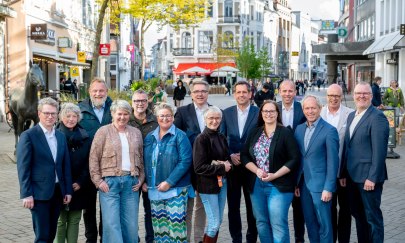 Von links: Jan König, Hauptgeschäftsführer des Handelsverbands Nordwest; Hanna Naber, Präsidentin des Niedersächsischen Landtags; Ulf Prange, Mitglied des Niedersächsischen Landtags; Maike Kuhnt, Vorstand des GfOL e.V.; Christoph Baak, 2. Vorsitzender des GfOL e.V.; Beate Schulz, Vorstand des GfOL e.V.; Jürgen Krogmann, Oberbürgermeister der Stadt Oldenburg; Silke Fennemann, Geschäftsführerin der Oldenburg Tourismus und Marketing GmbH; Olaf Lies, Ministerpräsident des Landes Niedersachsen; Friederike Töbelmann, Geschäftsführerin des GfOL e.V.; Dennis Rohde, Mitglied des Deutschen Bundestages; Ralph Wilken, Leiter Wirtschaftsförderung Stadt Oldenburg; Stefan Tenk, Center Manager der Schlosshöfe Oldenburg; Marcus Buß, Geschäftsführer der Buß Wohnen GmbH in der Oldenburger Fußgängerzone.
Von links: Jan König, Hauptgeschäftsführer des Handelsverbands Nordwest; Hanna Naber, Präsidentin des Niedersächsischen Landtags; Ulf Prange, Mitglied des Niedersächsischen Landtags; Maike Kuhnt, Vorstand des GfOL e.V.; Christoph Baak, 2. Vorsitzender des GfOL e.V.; Beate Schulz, Vorstand des GfOL e.V.; Jürgen Krogmann, Oberbürgermeister der Stadt Oldenburg; Silke Fennemann, Geschäftsführerin der Oldenburg Tourismus und Marketing GmbH; Olaf Lies, Ministerpräsident des Landes Niedersachsen; Friederike Töbelmann, Geschäftsführerin des GfOL e.V.; Dennis Rohde, Mitglied des Deutschen Bundestages; Ralph Wilken, Leiter Wirtschaftsförderung Stadt Oldenburg; Stefan Tenk, Center Manager der Schlosshöfe Oldenburg; Marcus Buß, Geschäftsführer der Buß Wohnen GmbH in der Oldenburger Fußgängerzone.