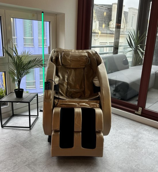 Der Wohlfühlfaktor unserer Gäste liegt uns besonders am Herzen, denn Ihre Zufriedenheit steht für uns an oberster Stelle. Mit viel Hingabe und einem Auge für Details gestalten wir unsere Apartments so, dass Sie sich rundum wohlfühlen können. In einem unserer Apartments haben wir daher einen luxuriösen Massagesessel integriert, der Ihnen nach einem erlebnisreichen Tag in Oldenburg erholsame Momente der Entspannung schenkt.Unsere Gastfreundschaft bedeutet für uns, stets das Beste für Sie bereitzustellen. Wir möchten, dass Sie sich wie zu Hause fühlen, und setzen alles daran, Ihren Aufenthalt so angenehm und unvergesslich wie möglich zu machen. Ihr Wohlbefinden ist unser größtes Anliegen. Der Wohlfühlfaktor unserer Gäste liegt uns besonders am Herzen, denn Ihre Zufriedenheit steht für uns an oberster Stelle. Mit viel Hingabe und einem Auge für Details gestalten wir unsere Apartments so, dass Sie sich rundum wohlfühlen können. In einem unserer Apartments haben wir daher einen luxuriösen Massagesessel integriert, der Ihnen nach einem erlebnisreichen Tag in Oldenburg erholsame Momente der Entspannung schenkt.Unsere Gastfreundschaft bedeutet für uns, stets das Beste für Sie bereitzustellen. Wir möchten, dass Sie sich wie zu Hause fühlen, und setzen alles daran, Ihren Aufenthalt so angenehm und unvergesslich wie möglich zu machen. Ihr Wohlbefinden ist unser größtes Anliegen.