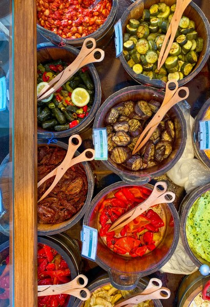 Eine vielf&auml;ltige Auswahl an k&ouml;stlichen Antipasti &ndash; von gef&uuml;llten Weinbl&auml;ttern &uuml;ber eingelegte Paprika und Auberginen bis hin zu Olivenmischungen, K&auml;secremes aus Schaf-, Kuh- und Ziegenk&auml;se und weiteren Spezialit&auml;ten.