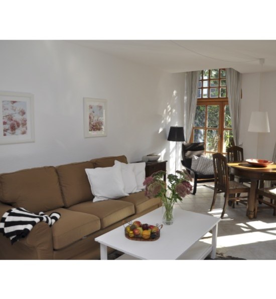 Wohn-und Essbereich mit ausziehbarem Schlafsofa