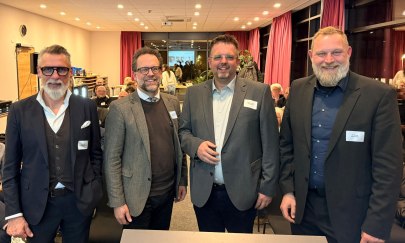 Ein besonderer Programmpunkt war die interne Podiumsdiskussion mit den drei Kandidaten für das Amt des Oberbürgermeisters.
Gruppenbild mit Stefan Dieker (1. Vorsitzender GfOL e.V.), OB Kandidat Jascha Rohr (parteilos), OB Kandidat Sebastian Fröhlich (FDP) und OB Kandidat Ulf Prange (SPD). Ein besonderer Programmpunkt war die interne Podiumsdiskussion mit den drei Kandidaten für das Amt des Oberbürgermeisters. Gruppenbild mit Stefan Dieker (1. Vorsitzender GfOL e.V.), OB Kandidat Jascha Rohr (parteilos), OB Kandidat Sebastian Fröhlich (FDP) und OB Kandidat Ulf Prange (SPD).